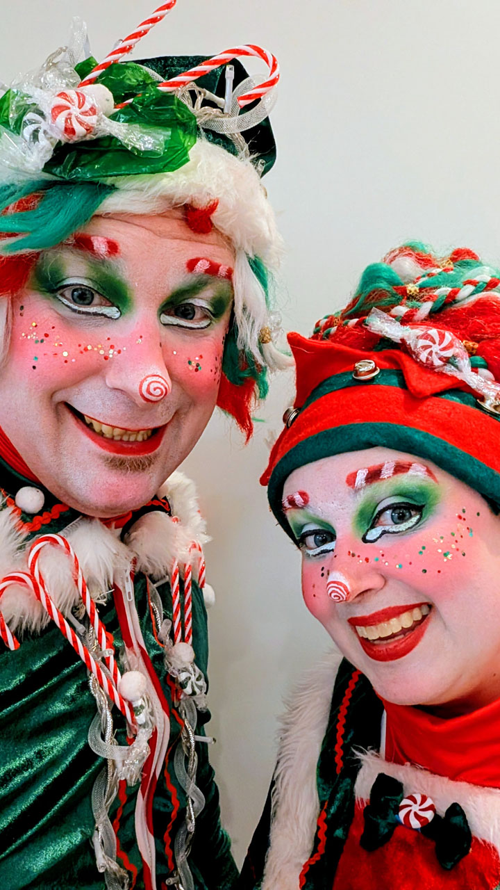 Animation ambulante des lutins Kit et Kat au Marché de Noël de Sainte-Thérèse par Animation Katoa.