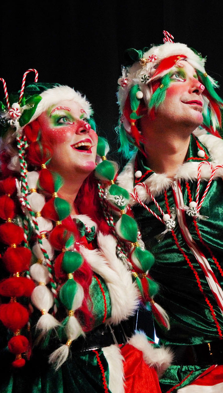 Kit et Kat, les lutins coquins d'Animation Katoa, en animation ambulante pour parade de Noël et spectacle de cirque.