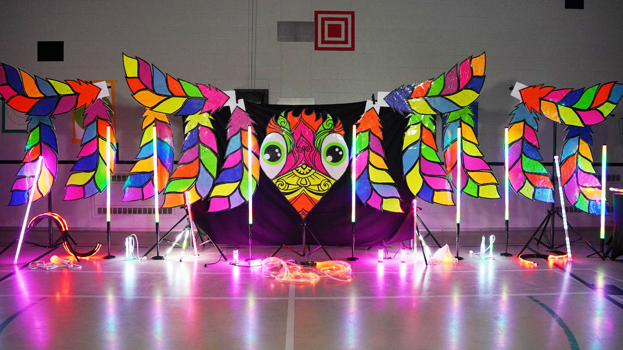 Décor de spectacle en forme d'oiseau géant construit avec un casse-tête par les élèves lors d'une journée pédagogique.