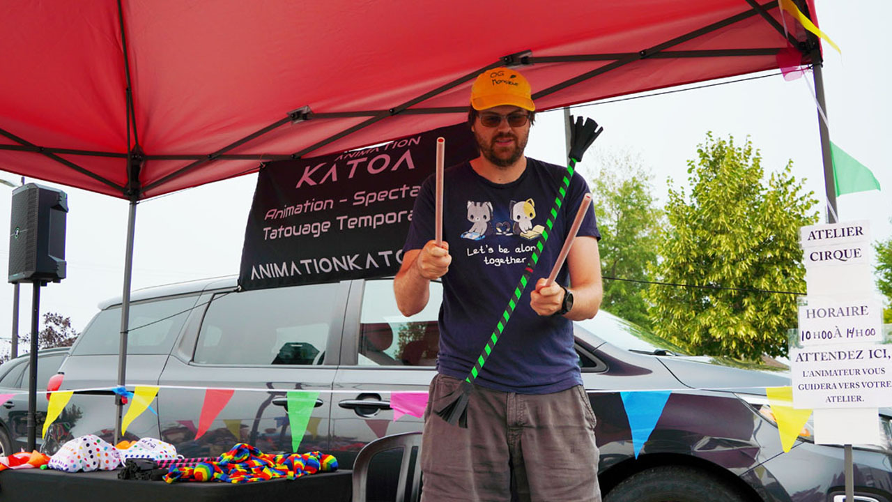 Enfants s'initiant à la jonglerie avec des foulards légers lors de l'atelier de cirque des Oiseaux Fantastiques par Animation Katoa.
