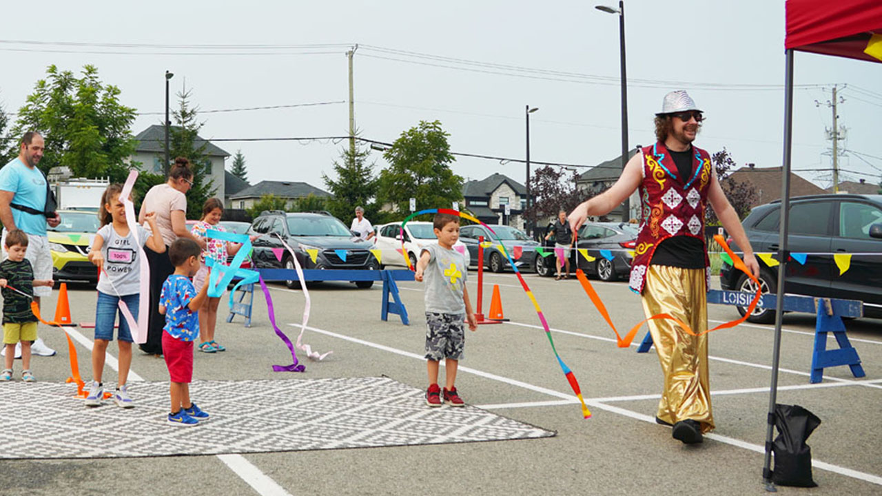 Jeunes apprenant les techniques de base de la jonglerie avec des balles lors d'une journée thématique scolaire avec Animation Katoa.