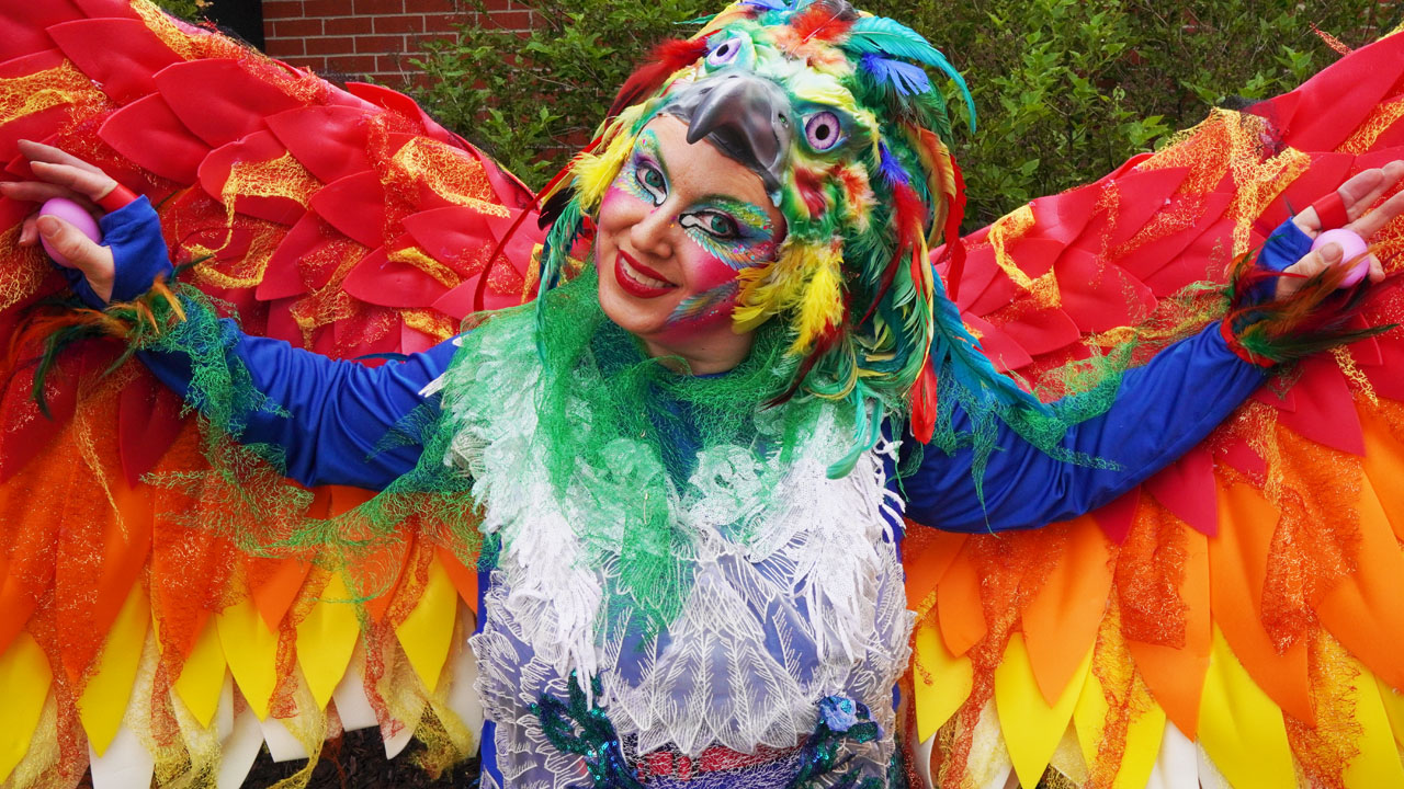 Personnage de perroquet festif en costume coloré